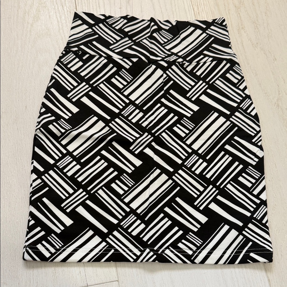 Forever 21 Black and White Knee-length Pencil Skirt